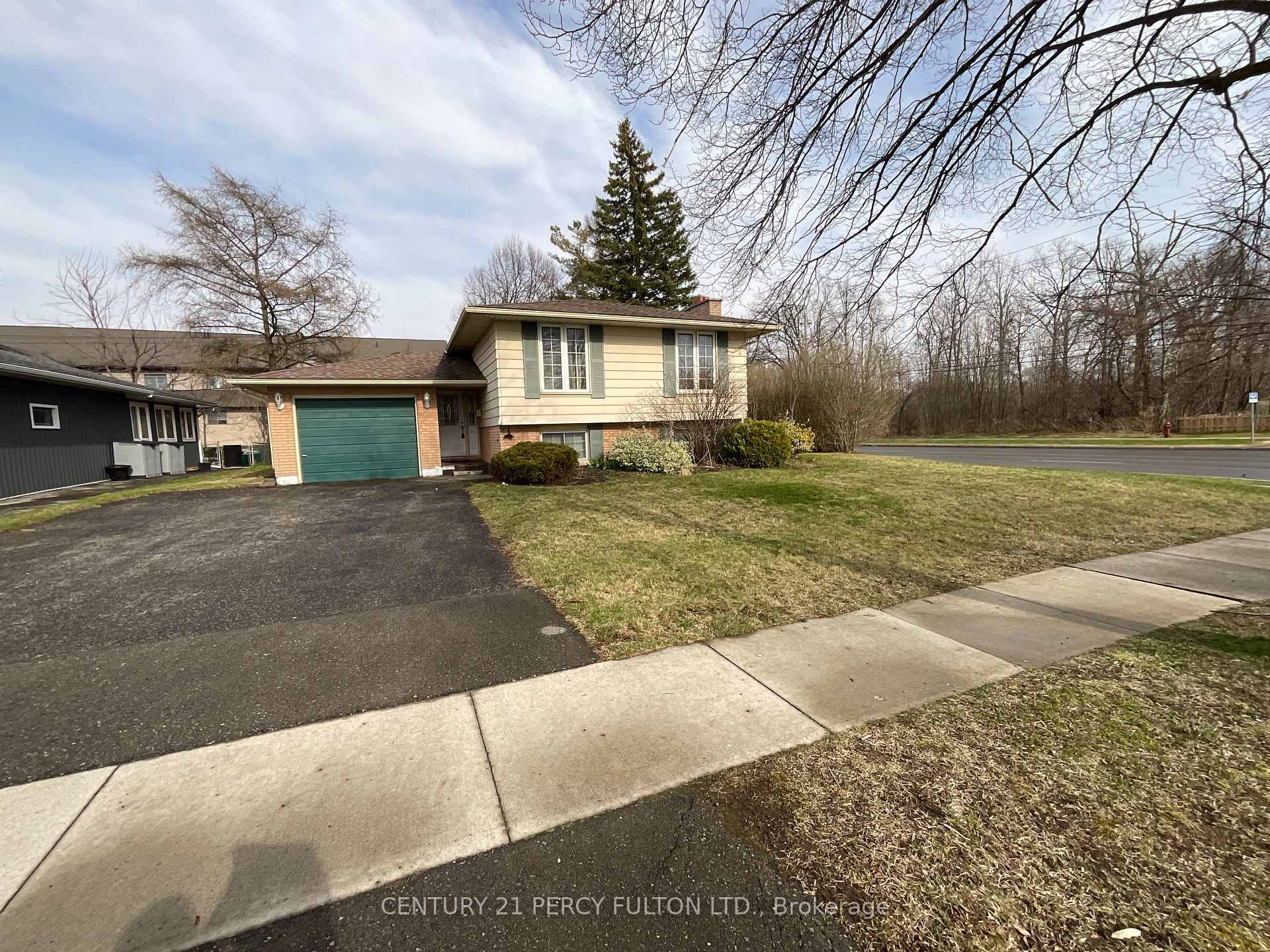 Excellent Opportunity to own a home in city of Welland with growing community, new developments, World famous recreational canal running through the city amp ; short distance to World famous ...