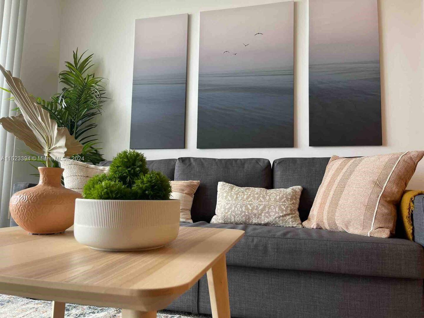 This 22 floor apartment unit offers breathtaking views of Biscayne Bay, Miami Beach and Downtown Miami.