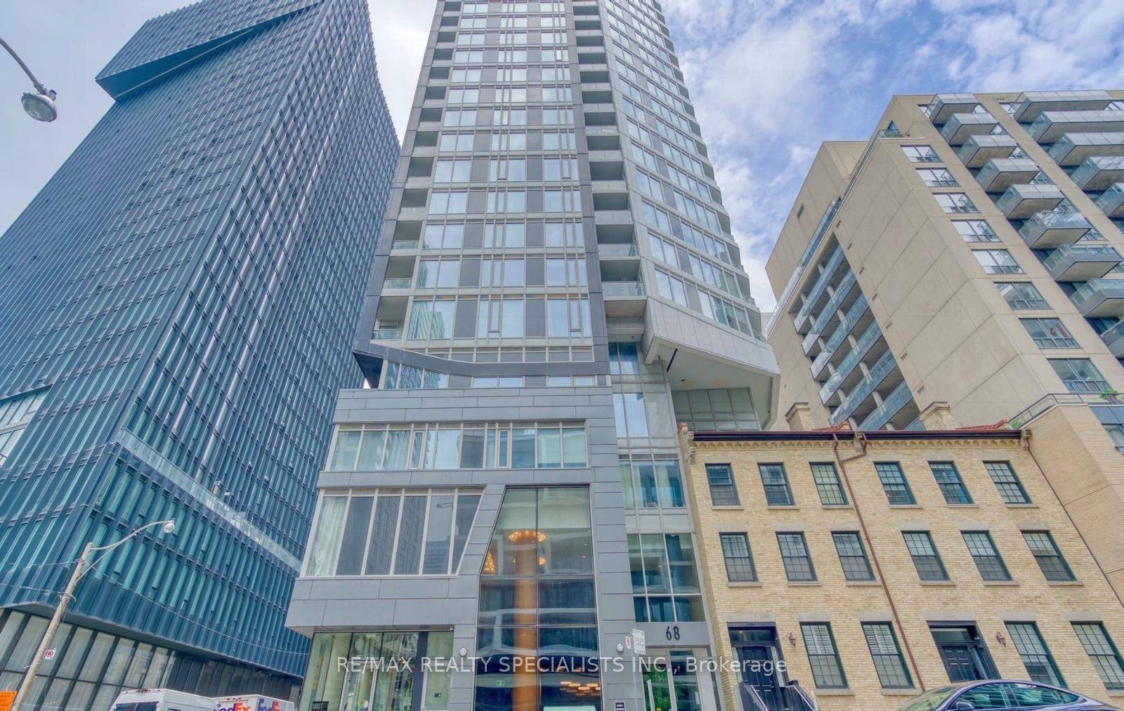 This Beautiful 2 bedroom condo is located the the heart of downtown and close to everything !