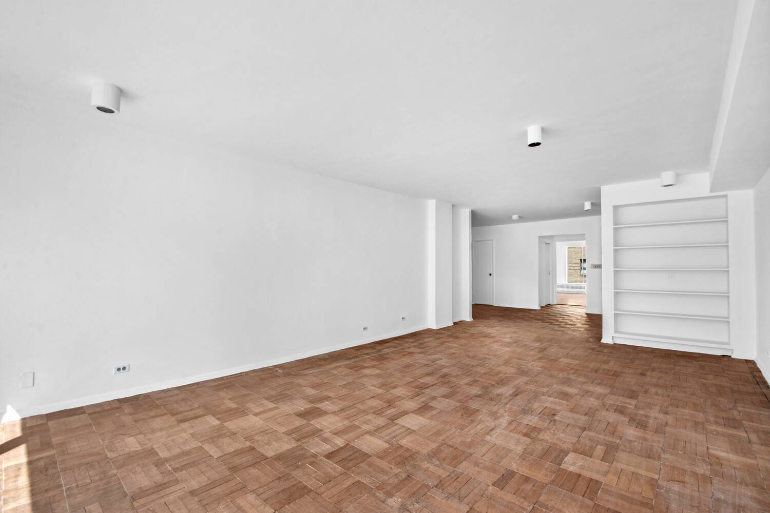 A 50' expanse from the Living Room to the Formal Dining Room takes you from breathtaking southern views across 86th Street, over the Neue Gallery, Central Park, and the majestic ...