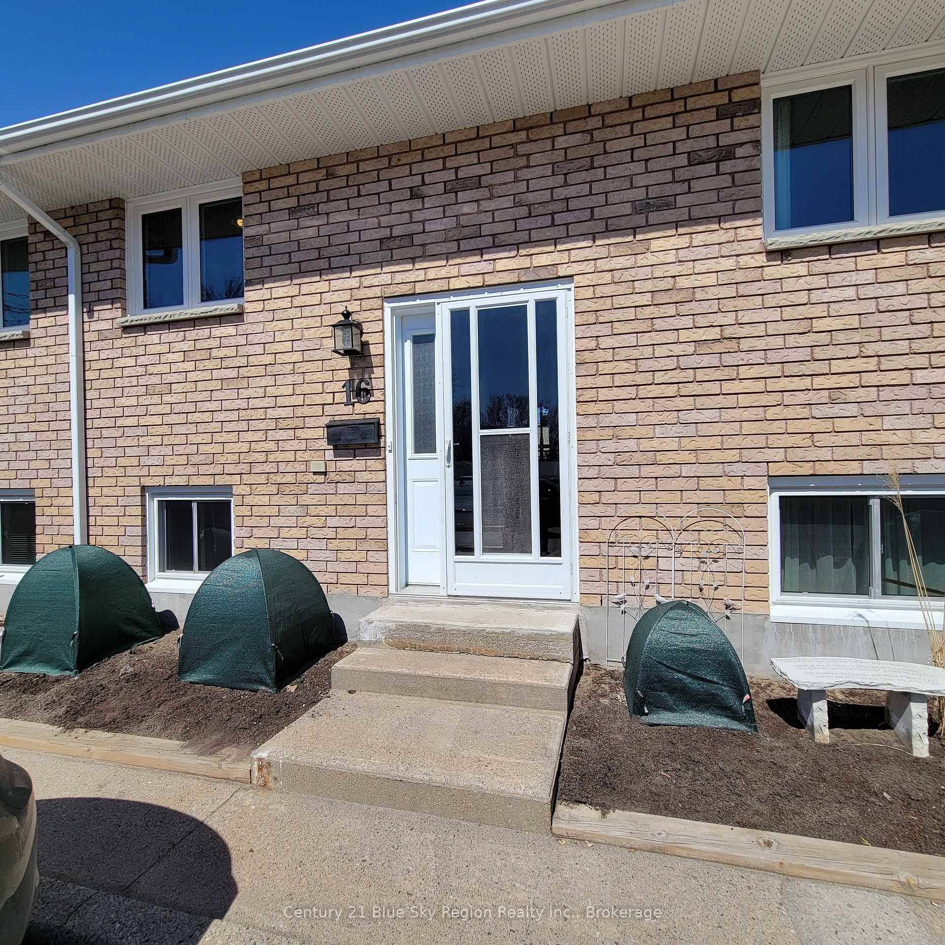 Discover this immaculate bright bungalow in Emerald Woods conveniently located near Lake Nipissing.
