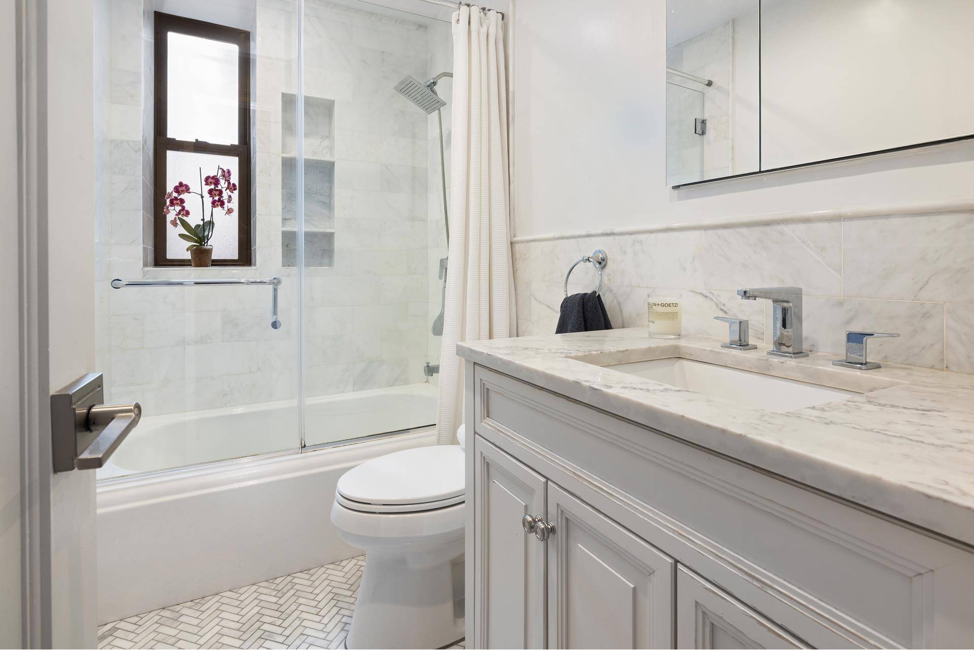 A SERENE RETREAT ! Meticulously renovated two bedroom residence, replete with its tranquil treed brownstone garden and open sky views, provides an idyllic retreat.