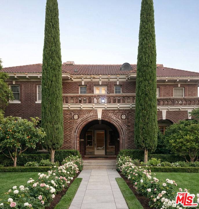 1130   Westchester Pl 6BR La