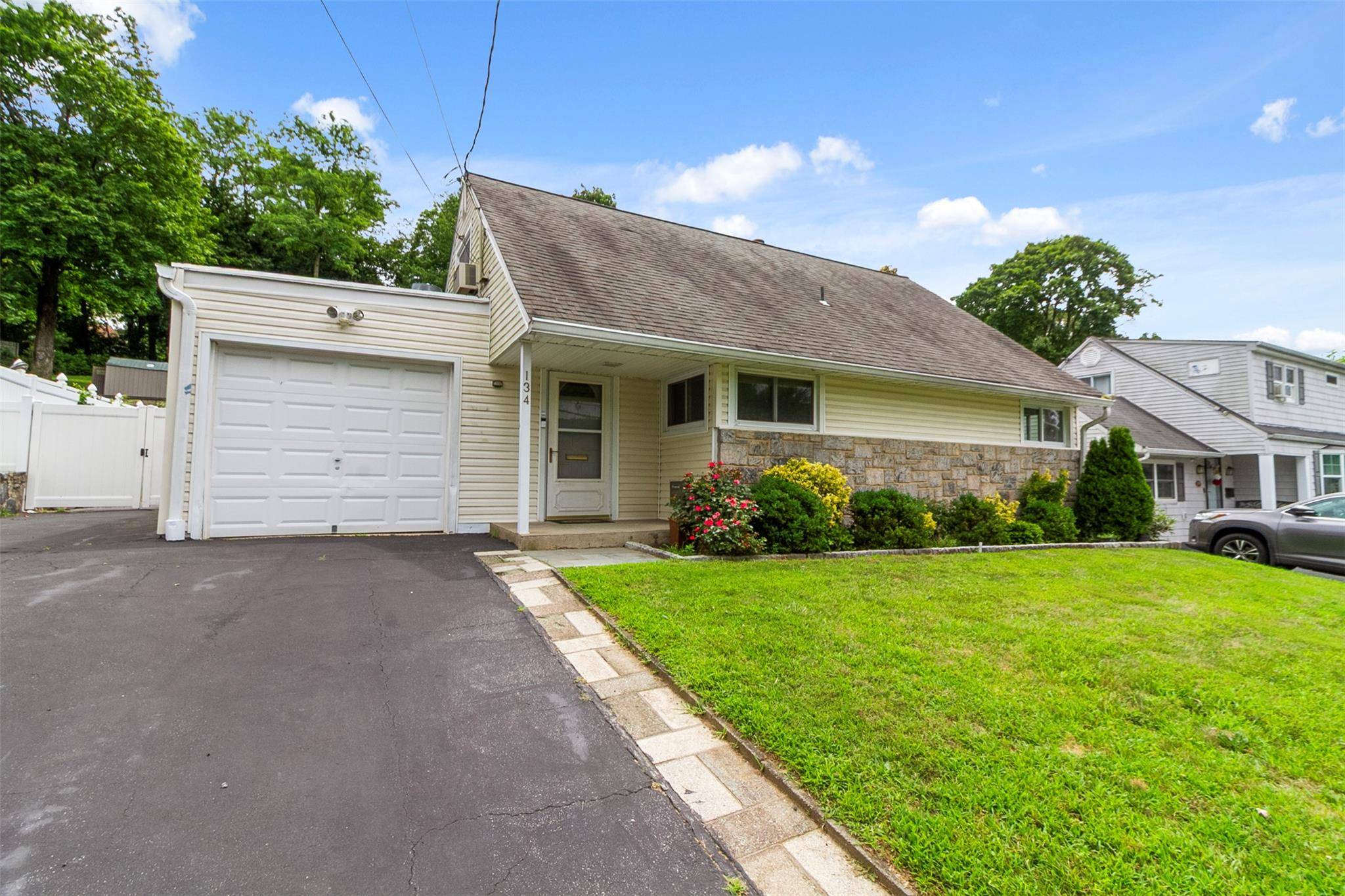 Welcome to this charming and well maintained 4 bedroom, 2 bathroom single family home, ideally located with easy access to major highways and public transportation.