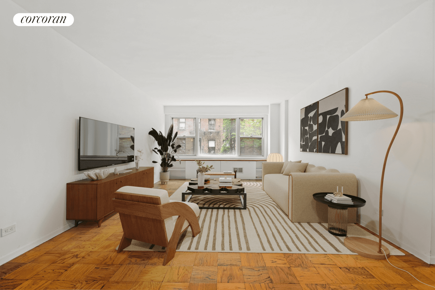 Move right into this very elegant apartment in a full service 24 hour doorman building with responsive and friendly staff.