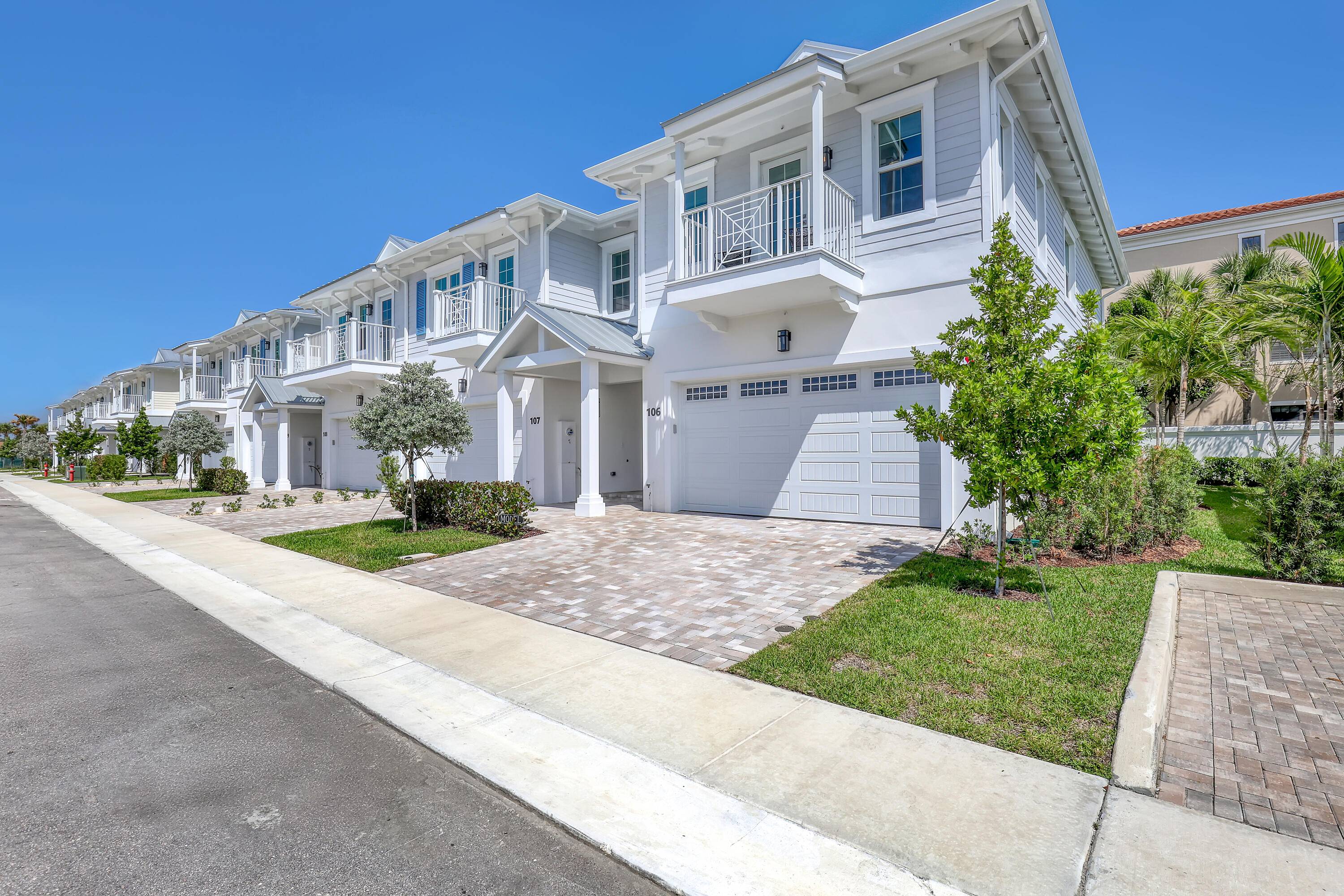 Located just steps away from breathtaking water views and pristine beaches, The Reserve at Tequesta offers brand new luxury townhomes.
