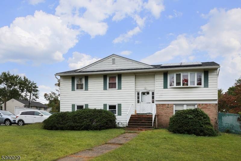 Welcome to this 2200 square foot 5 bedroom, 3 full bath bi level corner property.