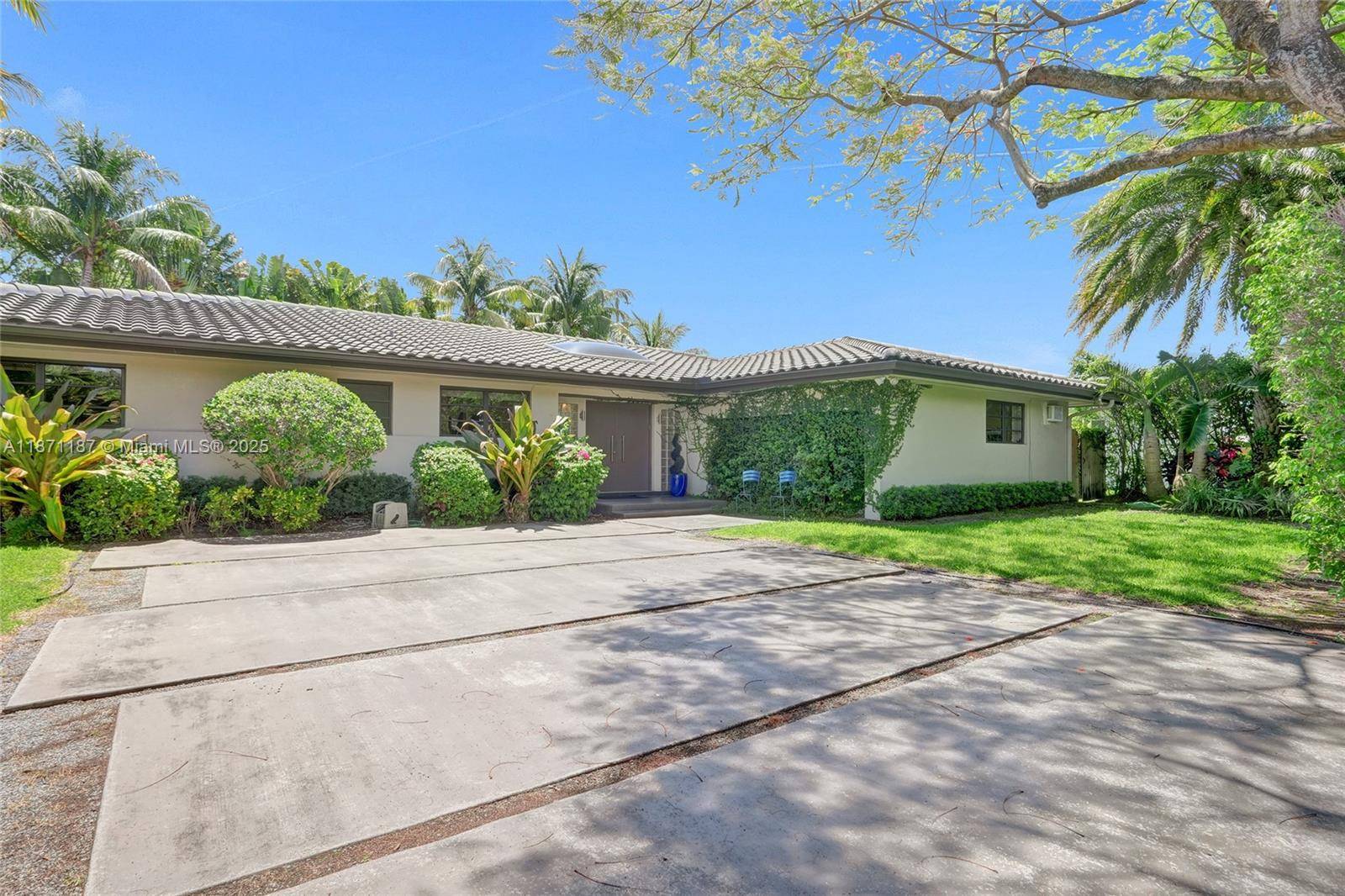 Beautiful 5 bed, 3 bath corner lot home located in the prestigious gated community of Oak Forest.
