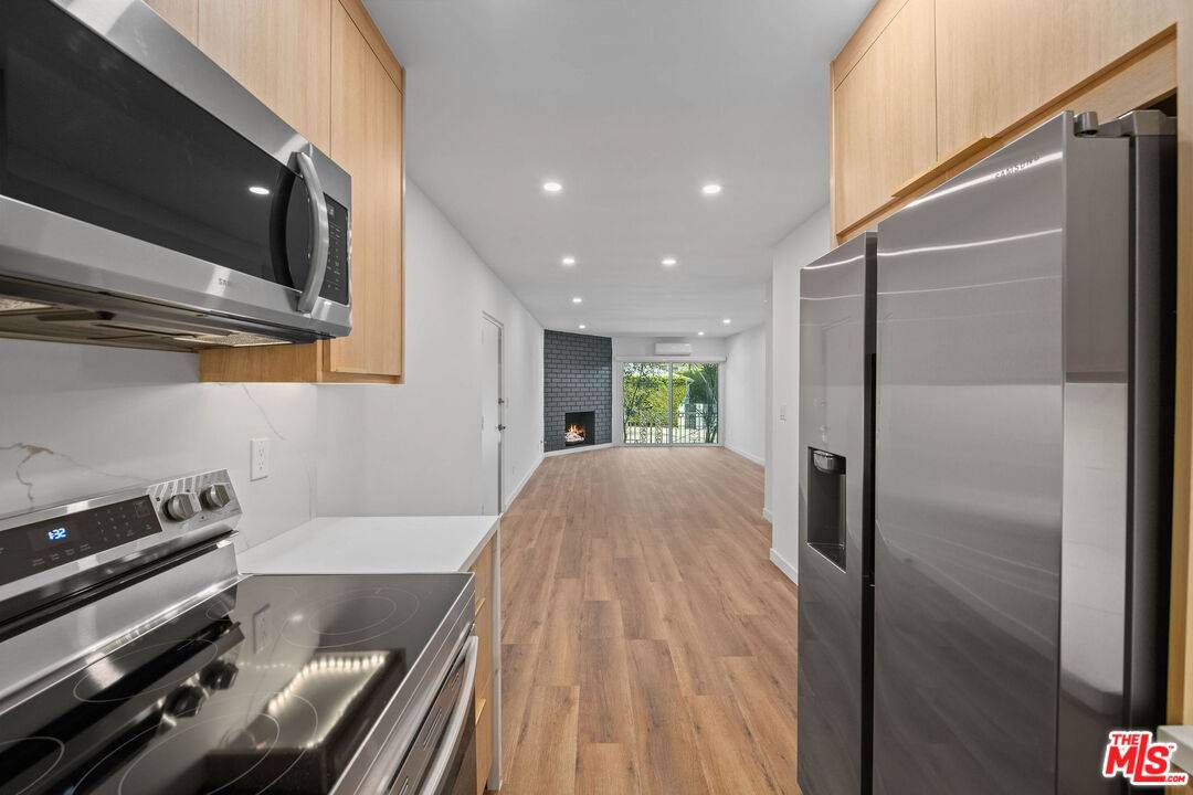 2447  N Beachwood Dr 2BR Hollywood Hills East La