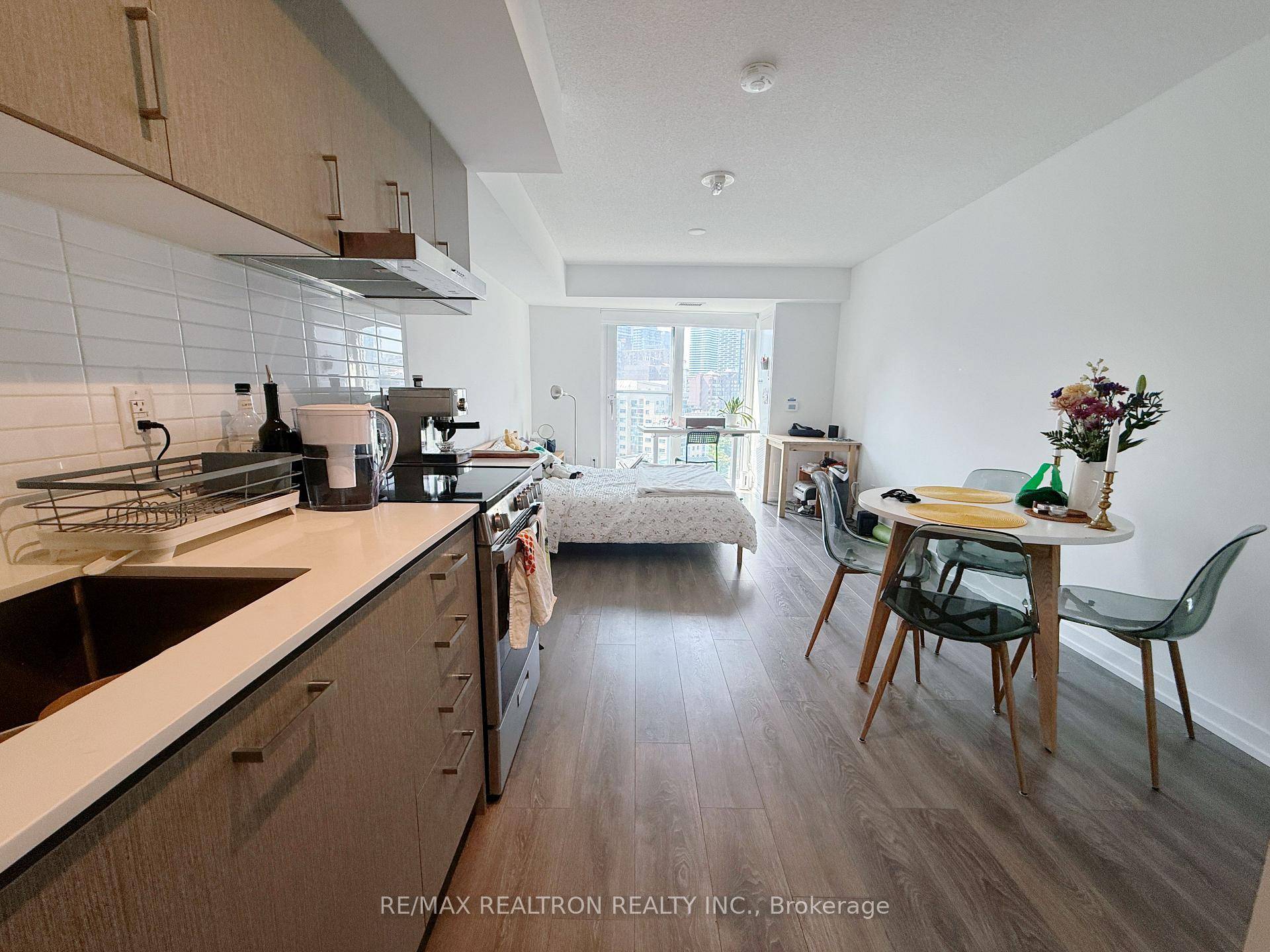 Beautiful studio for lease.