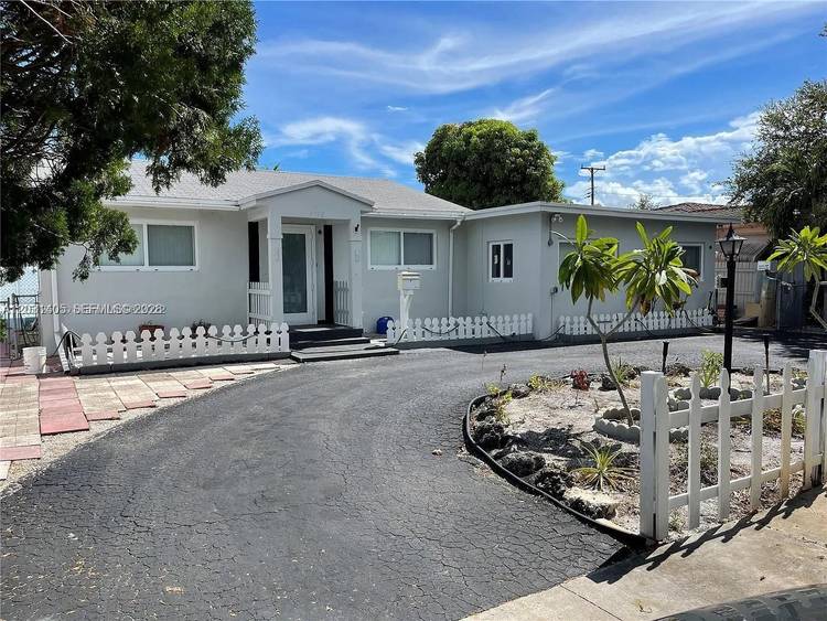 Stunning Contemporary Home for Rent Fully Furnished amp ; Completely RenovatedExperience luxury living in this beautifully renovated and fully furnished 4 bedroom, 4 bathroom home in a prime Hollywood location.