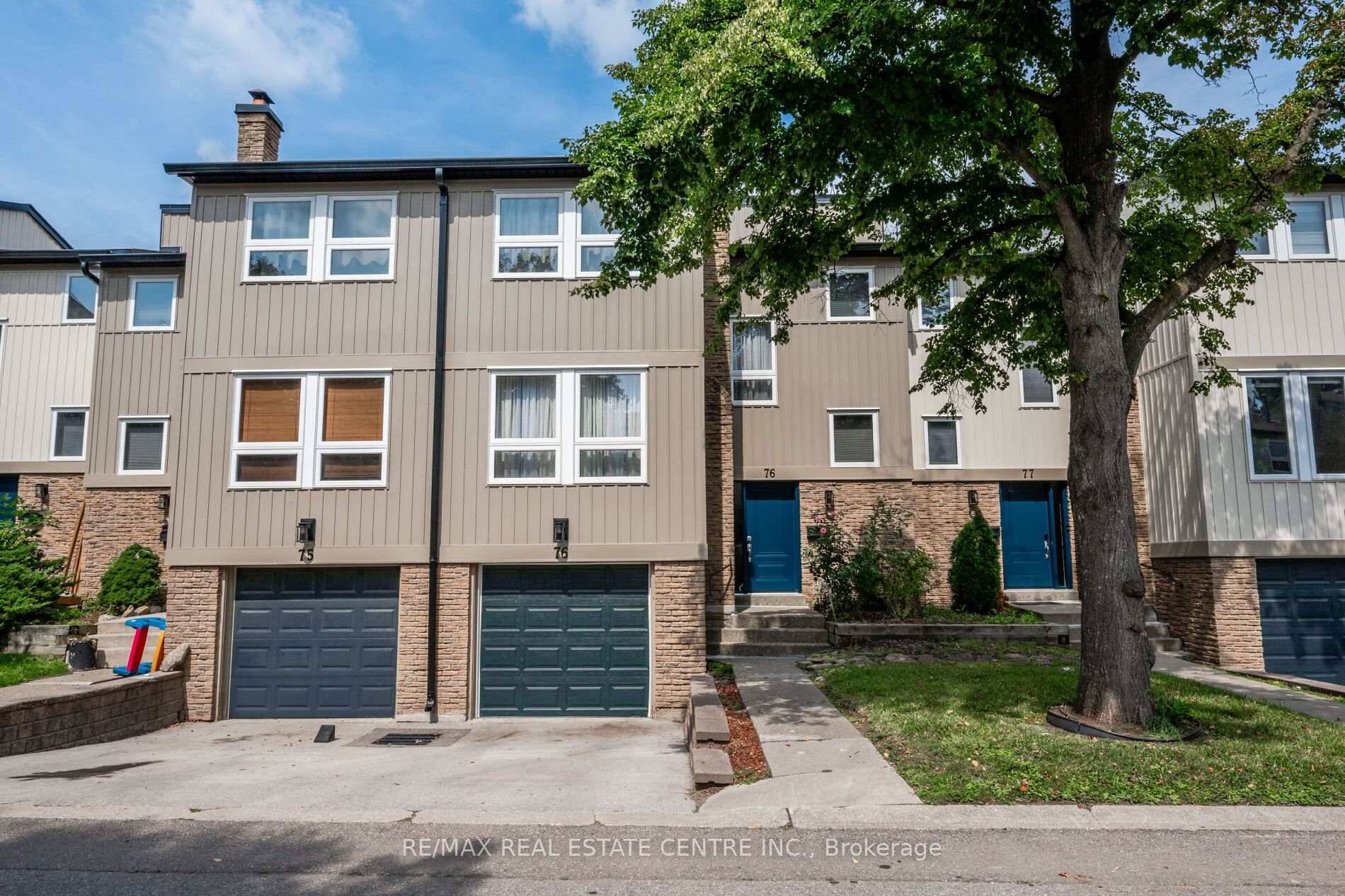 Spacious condo townhouse unit located in the family oriented Meadowvale community.