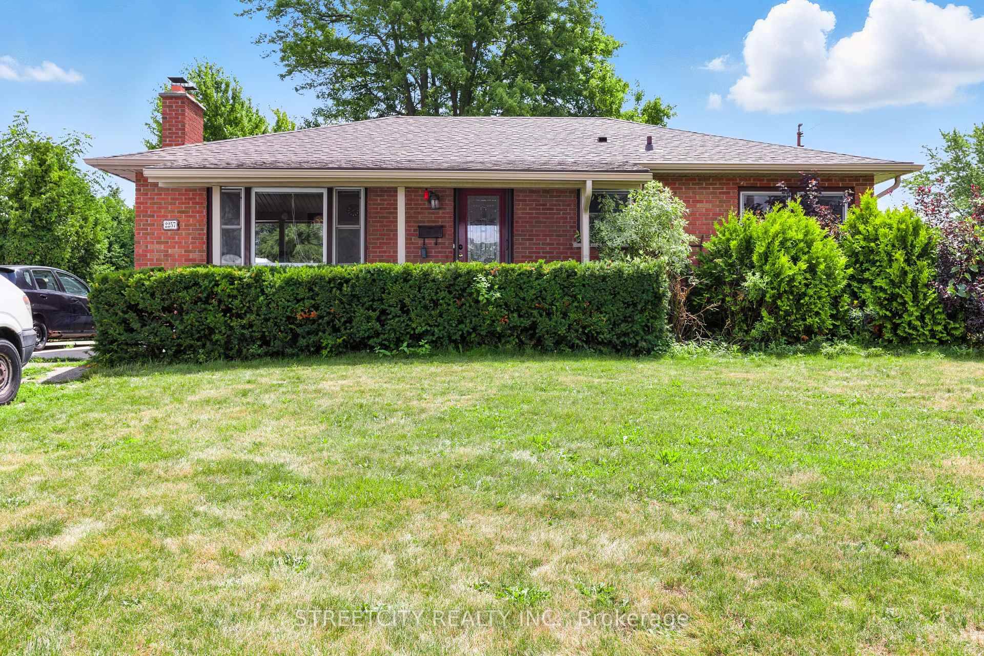 This 3 bedroom bungalow is located on an extremely large 26, 081 square foot lot 0.