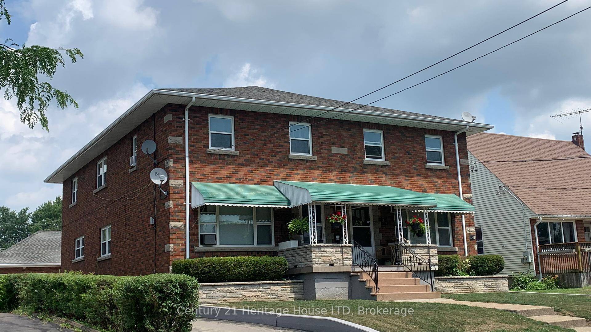 ATTENTION ALL INVESTORS. SOLID AS A ROCK, THIS ALL BRICK4 OR 5 UNIT APARTMENT IS METIOUSLY KEPT AND UPDATED.