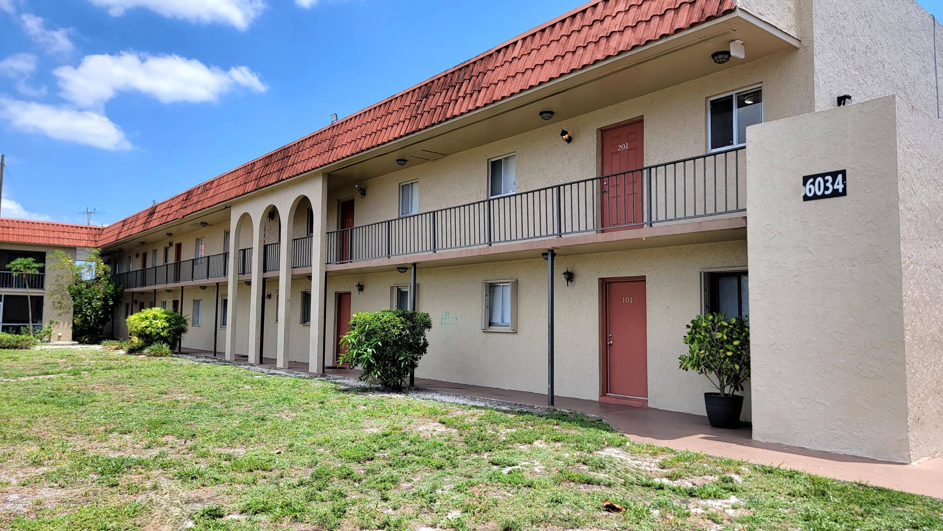 MOTIVATED SELLER ! THIS ONE BEDROOM, ONE BATH CONDO ON THE FIRST FLOOR IS PRICED FOR A QUICK SALE.