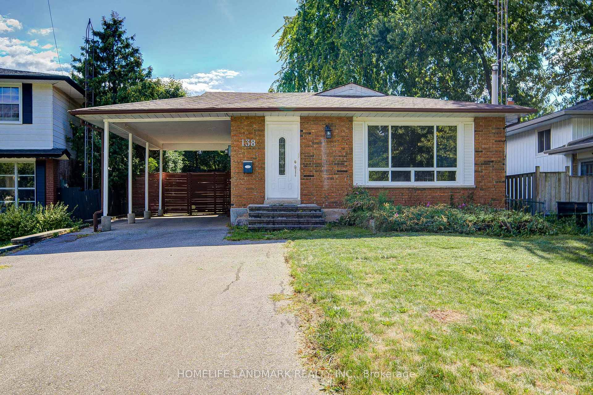 Charming Bungalow On Quiet Crescent In Family Friendly Area !