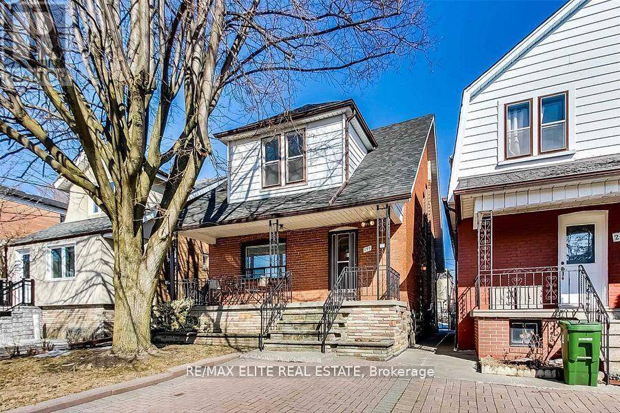 Introducing your beautiful 3 1 bedroom, 2 bathroom detached in the highly sought after Humewood Cedarvale neighbourhood.