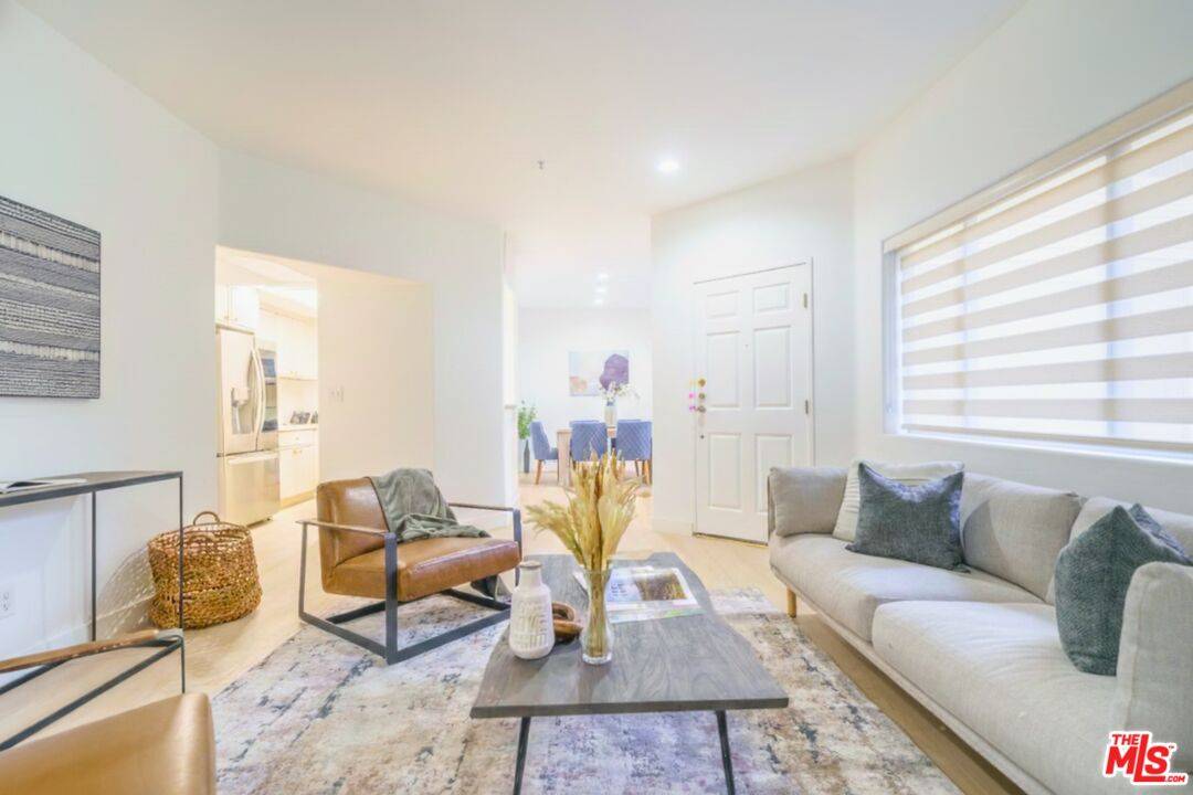 861 S Windsor Blvd 2BR Hancock Park La
