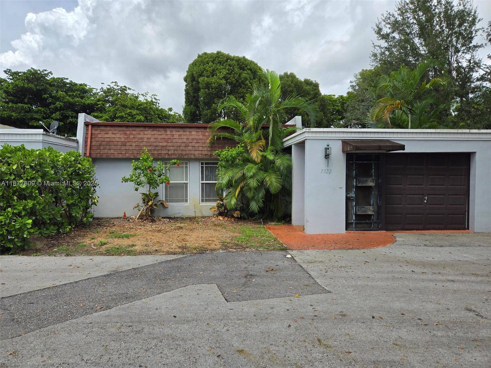 WONDERFUL OPPORTUNITY TO CREATE YOUR OWN MASTERPIECE IN THIS 3 BEDROOM, OVERSIZED CORNER LOT VILLA TOWNHOUSE YOU CAN MOVE IN AS IS NICELY MAINTAINED, THOUGH CAN USE UPDATING AMAZING UNIQUE ...