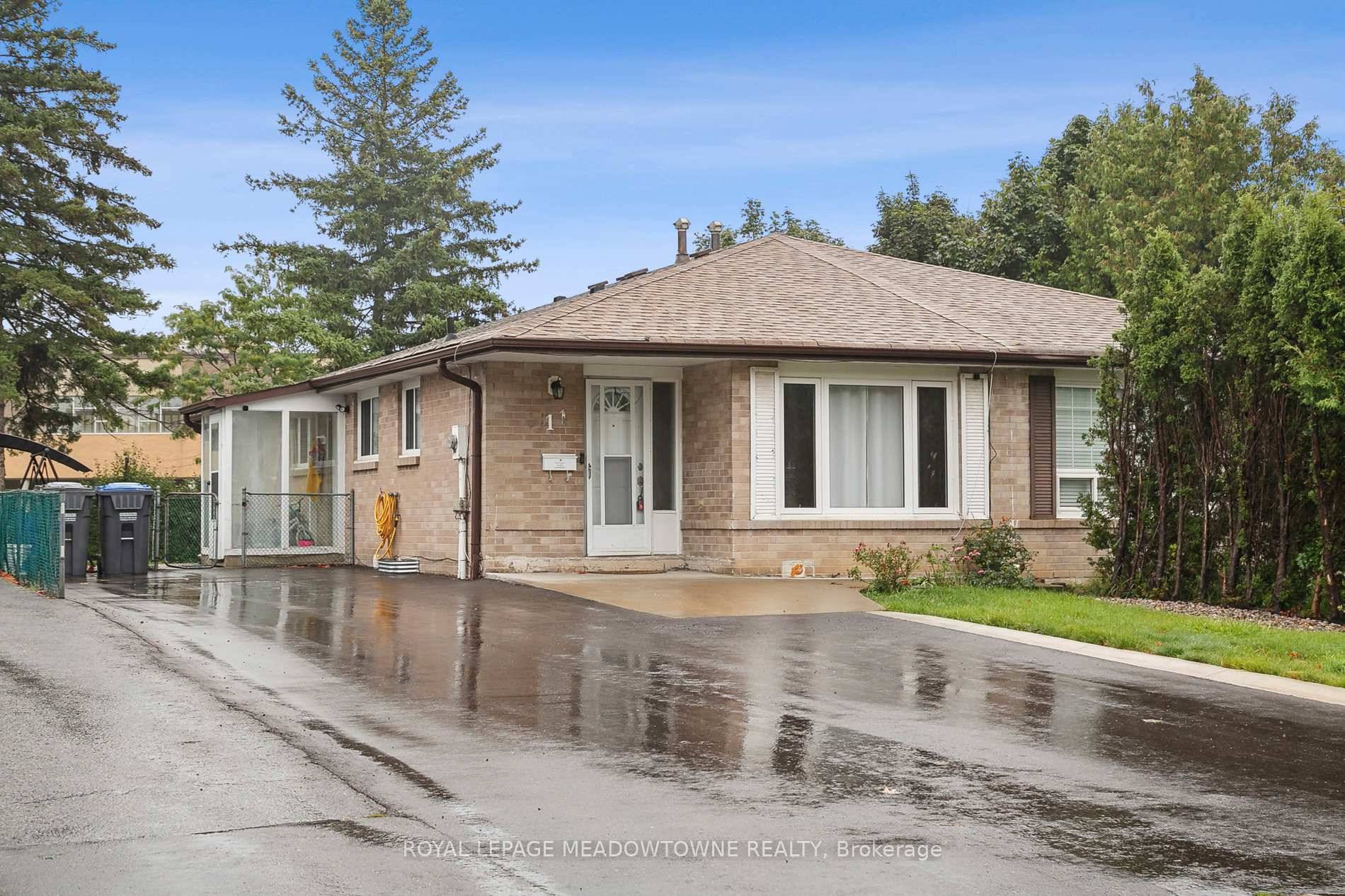 Cozy Semi Detached Home for Rent Enjoy comfort and convenience in this charming three bedroom, one bathroom semi detached home.