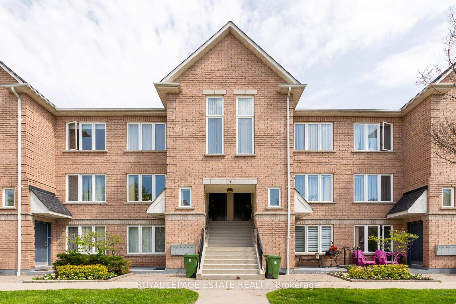 Welcome to this beautifully maintained, bright, and welcoming 2 bedroom, 2 bathroom condo townhouse all thoughtfully laid out on one convenient level.