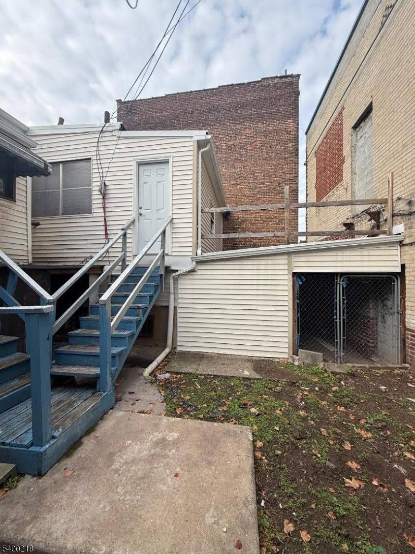 LOOKING FOR A PROPERTY THAT CHECKS THE LOCATION VISIBILITY, AND INCOME POTENTIAL BOXES ALL AT ONCE ?