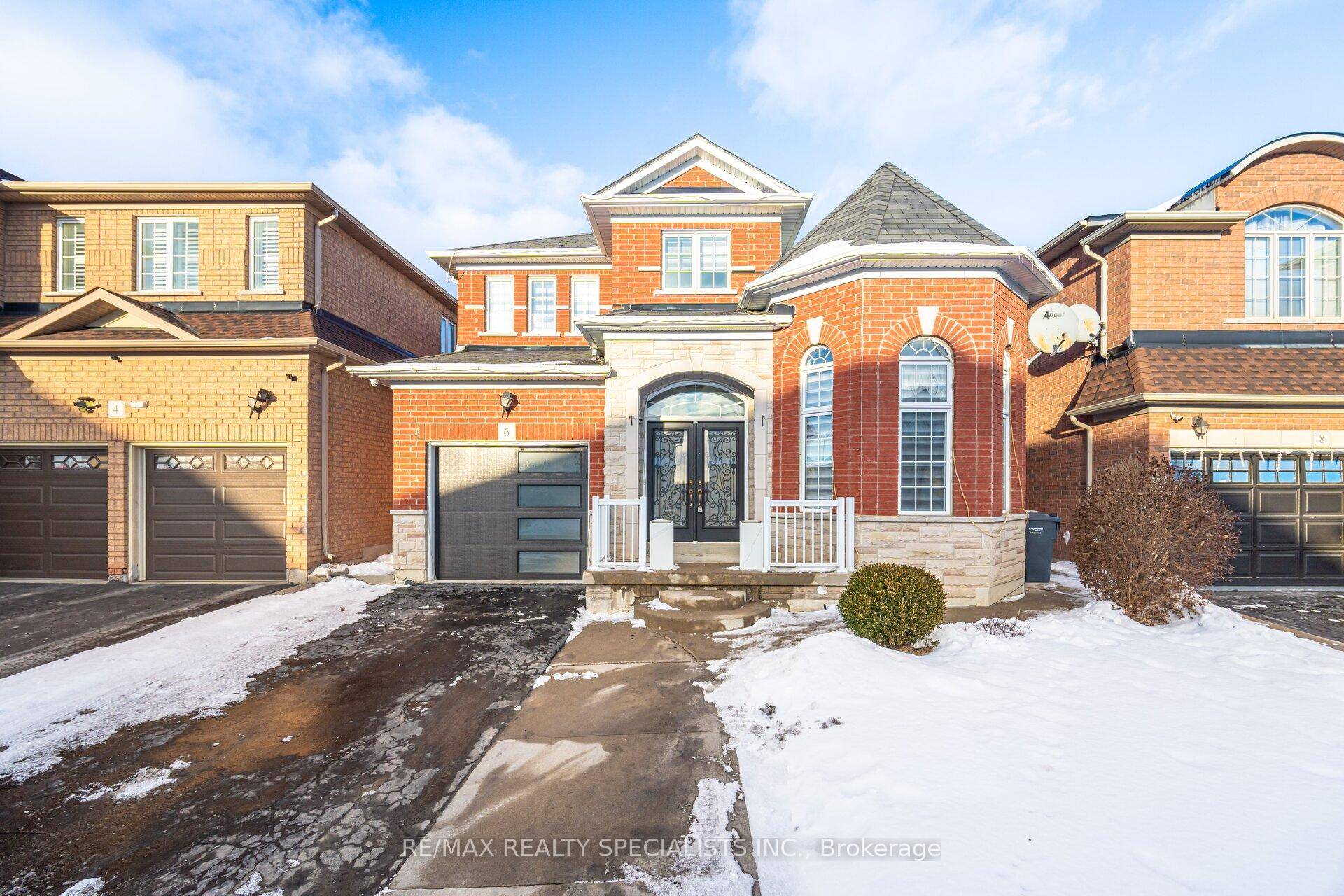 Spacious 3 2 bed, 4 bath, 4 car parking detached home in Brampton !