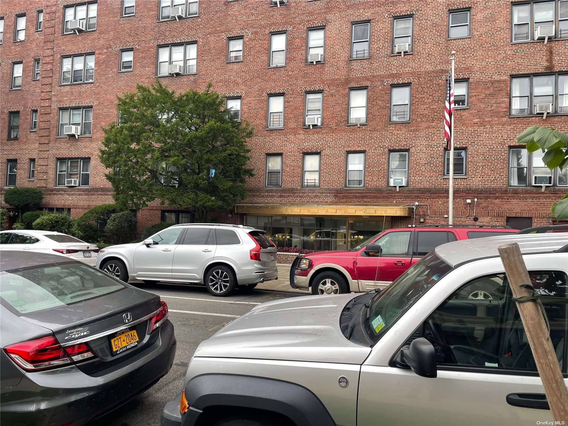 Beautiful Coop Apt, Feature LG Bedroom, LG Living room, EIK, Full bath, located on the 2nd Fl of The Betsy Ross Building, in Briarwood queens, close to major HWY, north ...