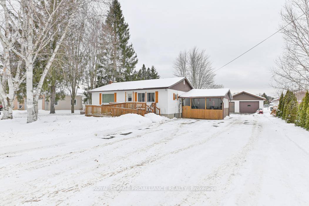 Situated in the heart of Flinton, this charming 2 bedroom, 1 bathroom bungalow is perfect for first time buyers or those looking to downsize.