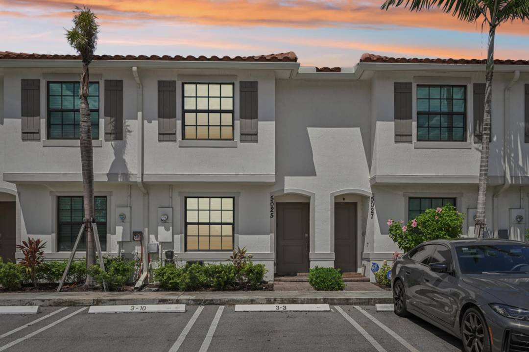 Contemporary, low maintenance townhome in the gated and secure community of Arbor Parc.