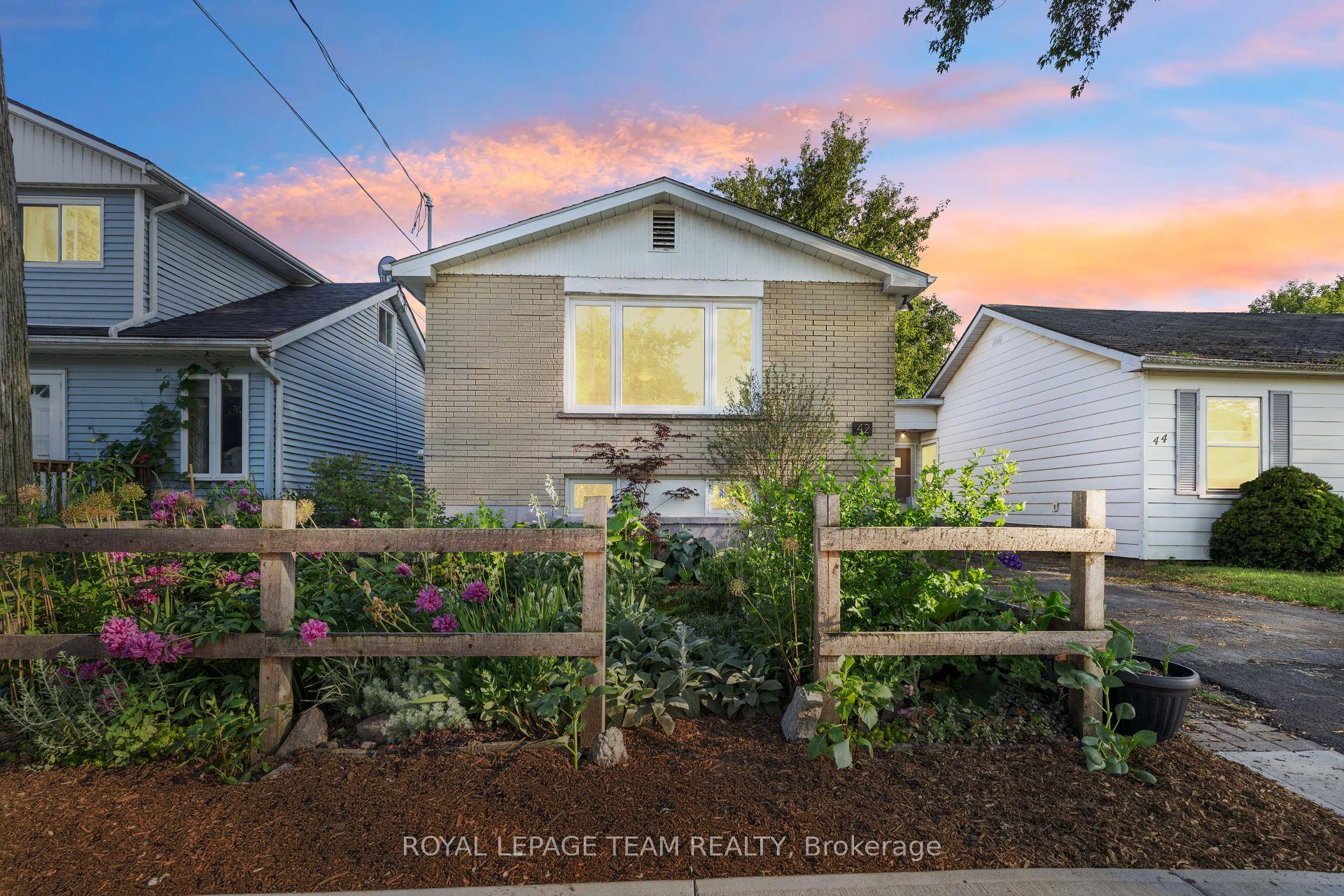 Welcome to 42 Fourth Avenue, a charming raised bungalow located in a quiet, family friendly neighbourhood in Kingston, and parking for 4 vehicles.