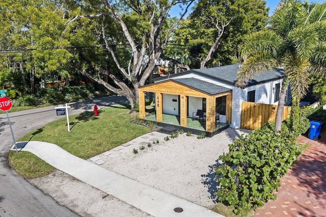 Private Victoria Park fully equipped Oasis with a separate detached guest house !