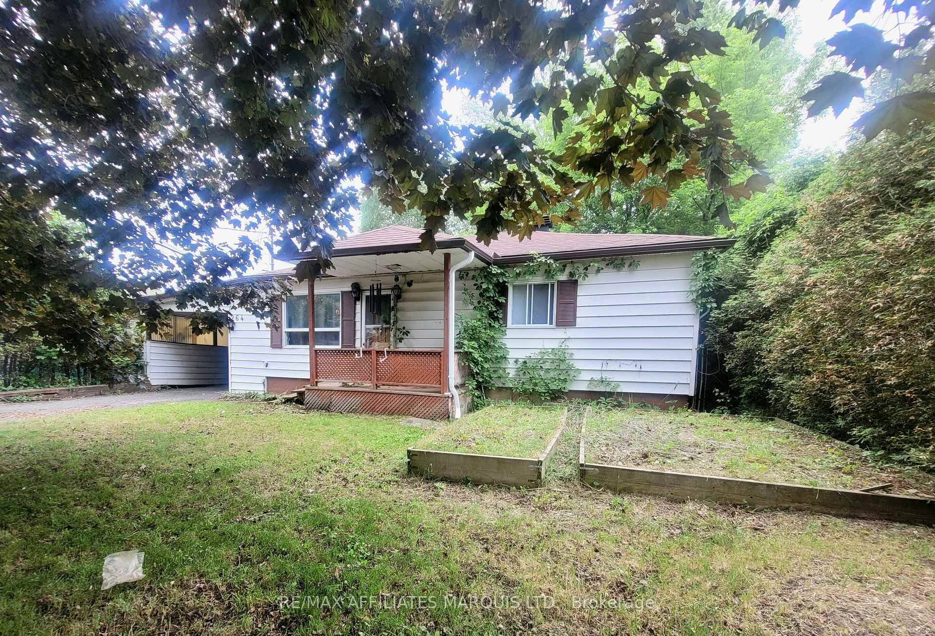 Discover your new home in this delightful 2 bedroom, 1.