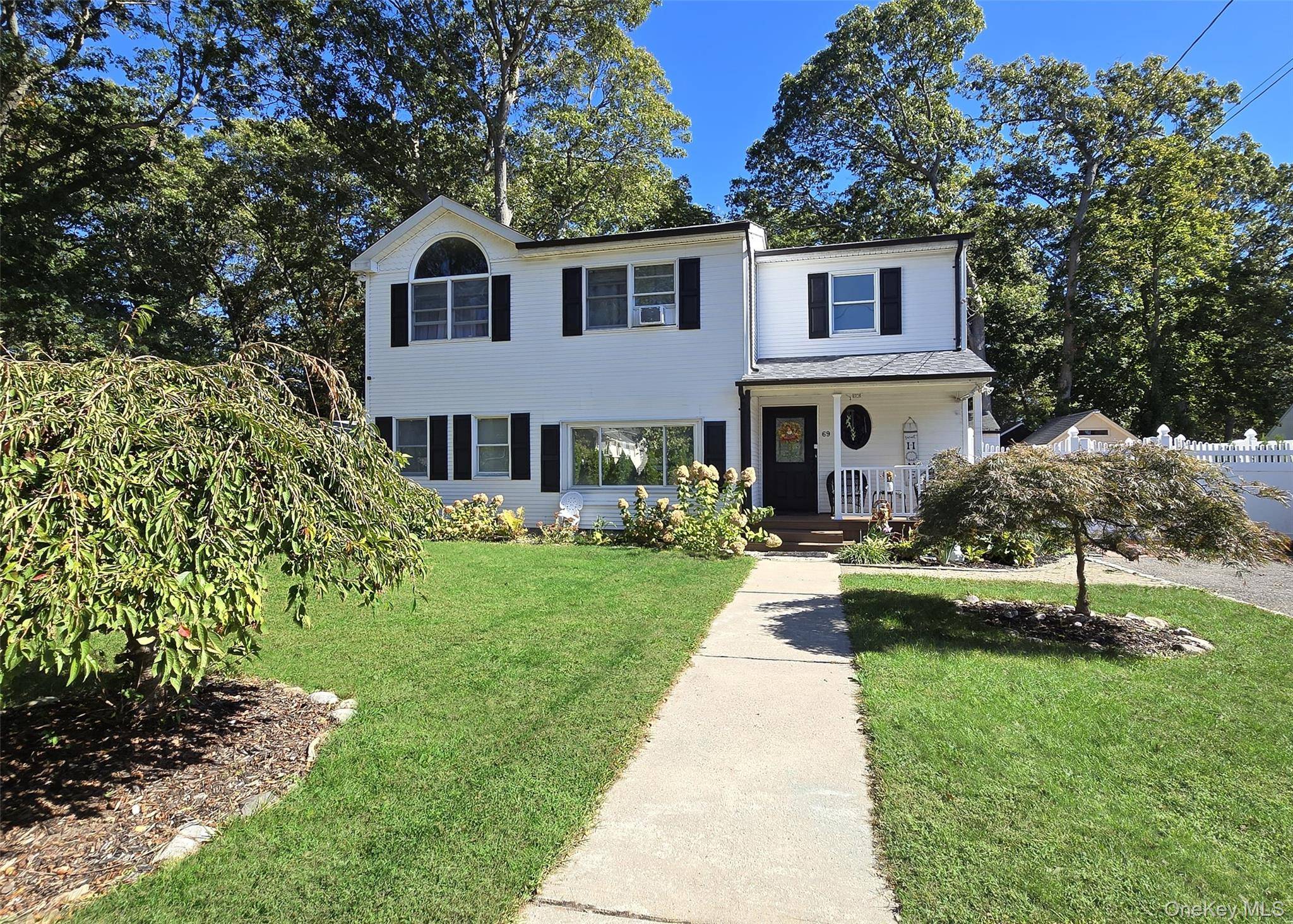 Move in ready ! Beautiful Colonial with 3 Bedrooms and 2 Full Bathrooms.