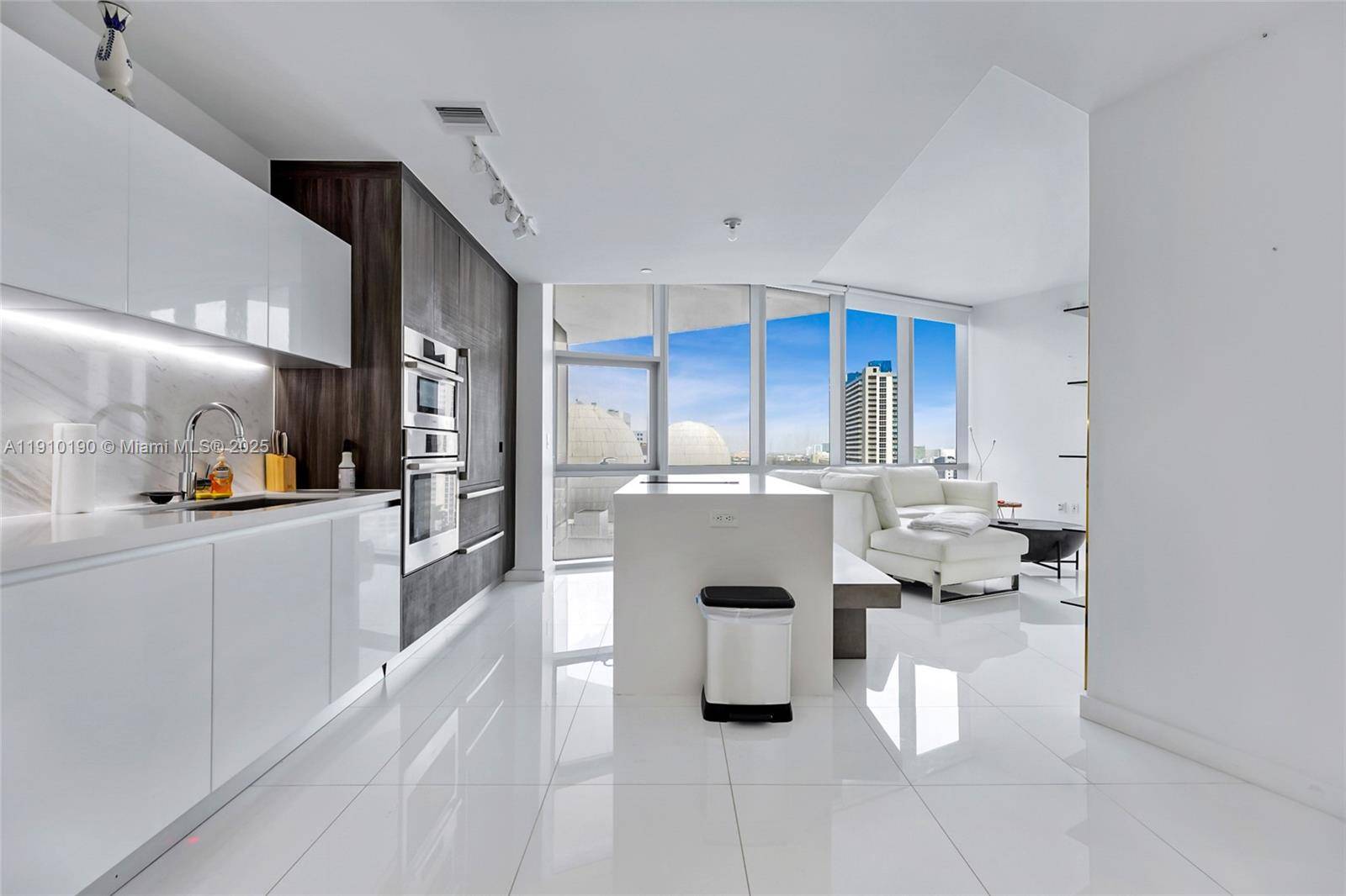 Perfect location In Hard Downtown Miami World Center HIGH CEILINGS 10' WITH A FLOOR TO CEILING WINDOWS, ITALIAN KITCHEN AND TOP OF THE LINE APPLIANCES BOSH MARBLE FLOOR Most Amenities ...