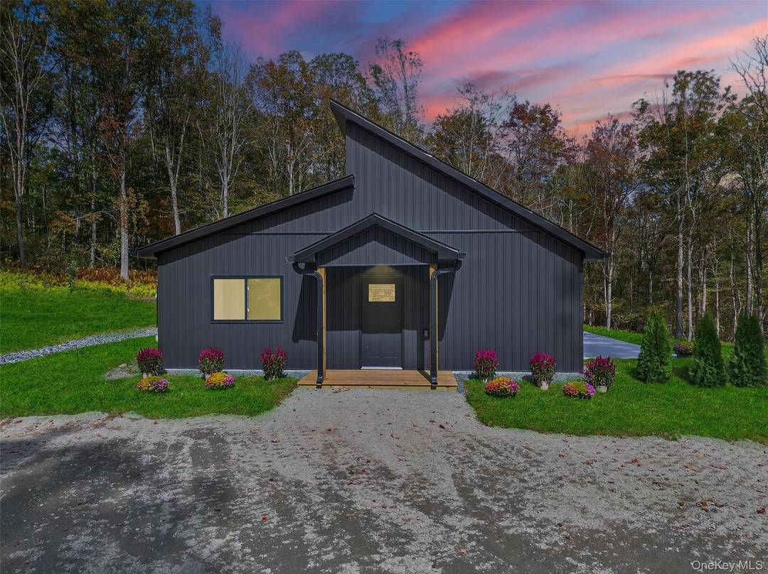 Modern Country Retreat Near Narrowsburg amp ; Callicoon We re delighted to present this meticulously crafted slice of paradise, ideally located just minutes from the highly sought after hamlets of ...