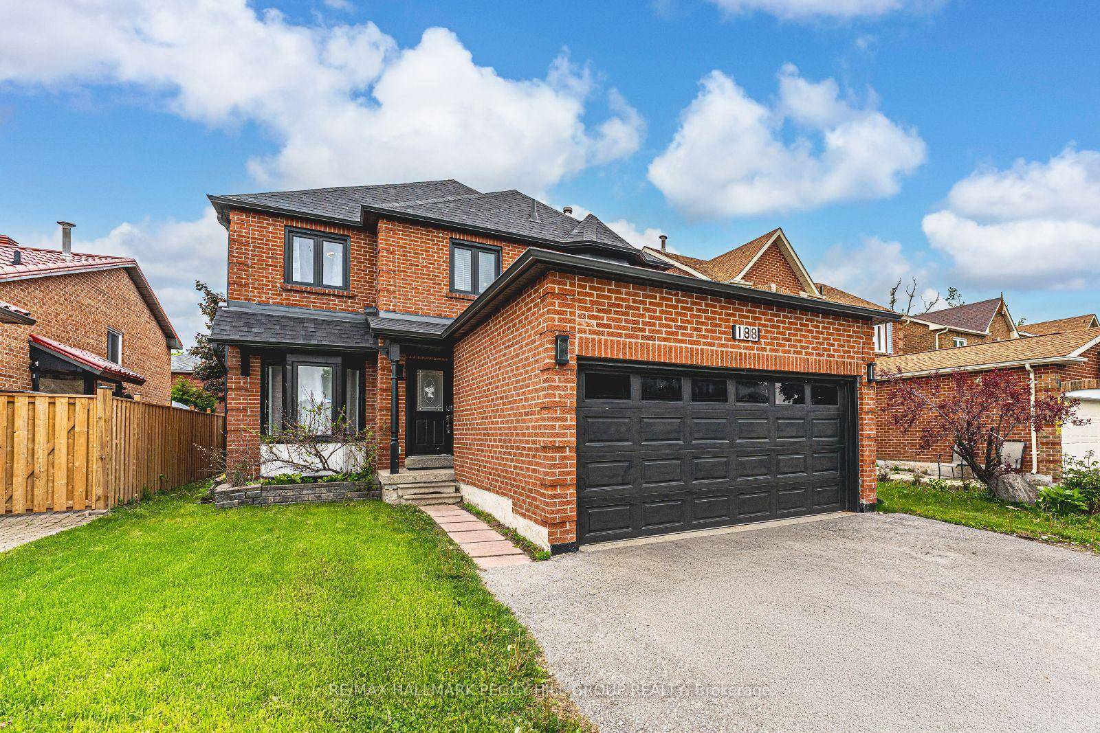 CONNECT, ENTERTAIN amp ; UNWIND IN THIS STYLISH BARRIE HOME WITH A FENCED BACKYARD !