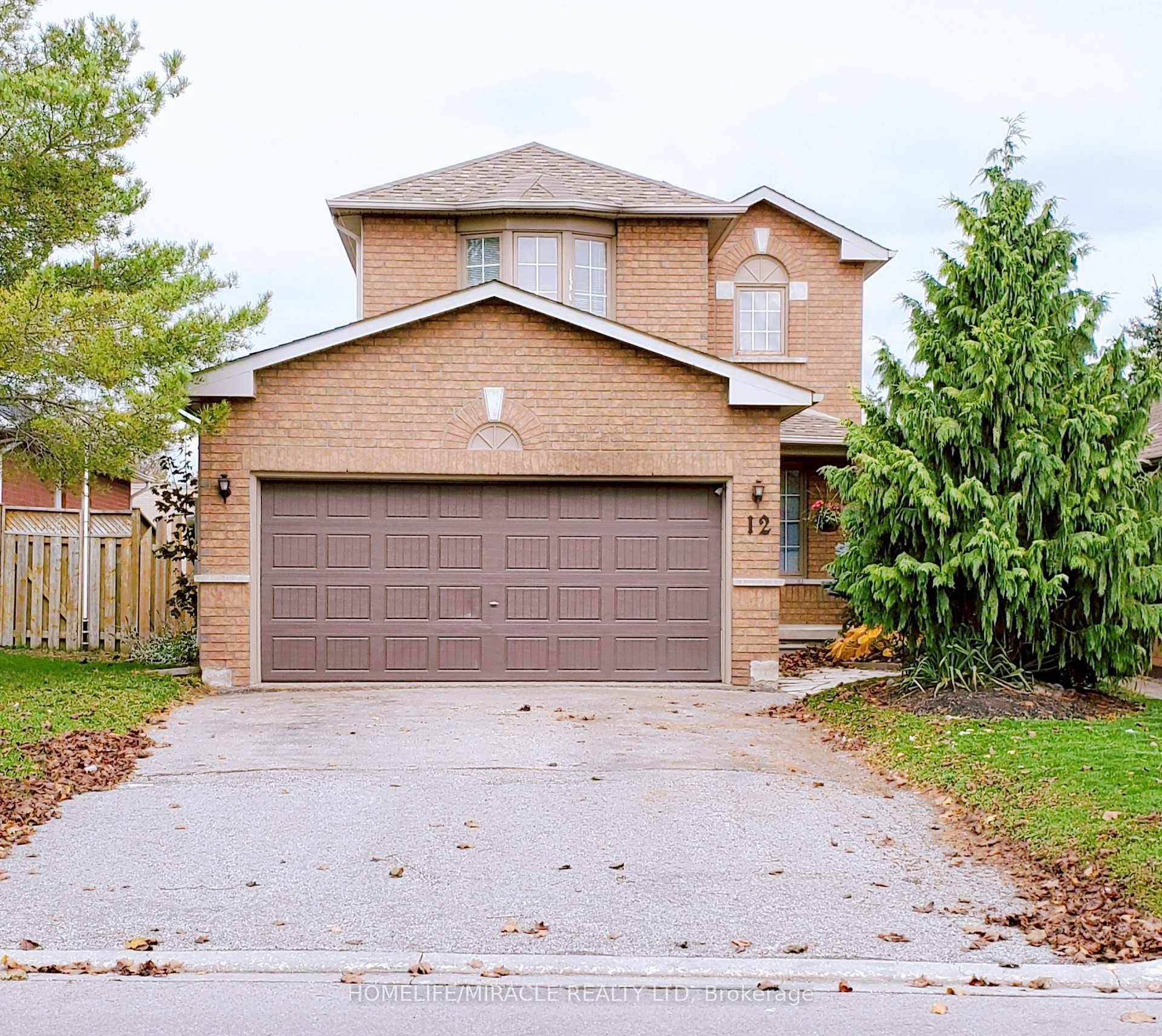 Discover this beautifully maintained 3 bedroom detached home nestled in one of Barrie's most desirable neighbourhoods.