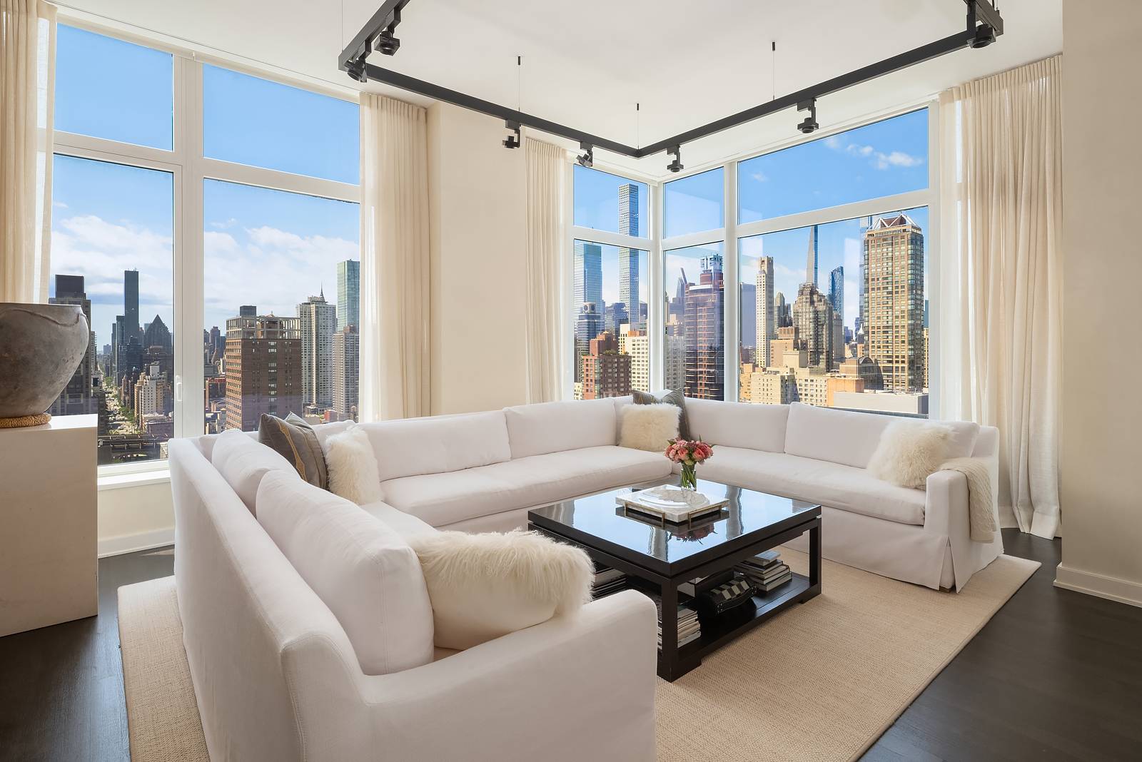 Bright and airy, with unparalleled city views, this corner three bedroom, three bathroom residence boasts a carefully considered contemporary design that seamlessly blends quiet luxury with effortless functionality.