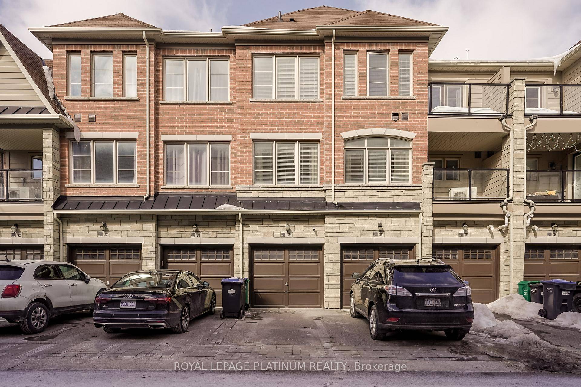 Bright amp ; Spacious Condo Townhouse Minutes To Mt Pleasant Go.