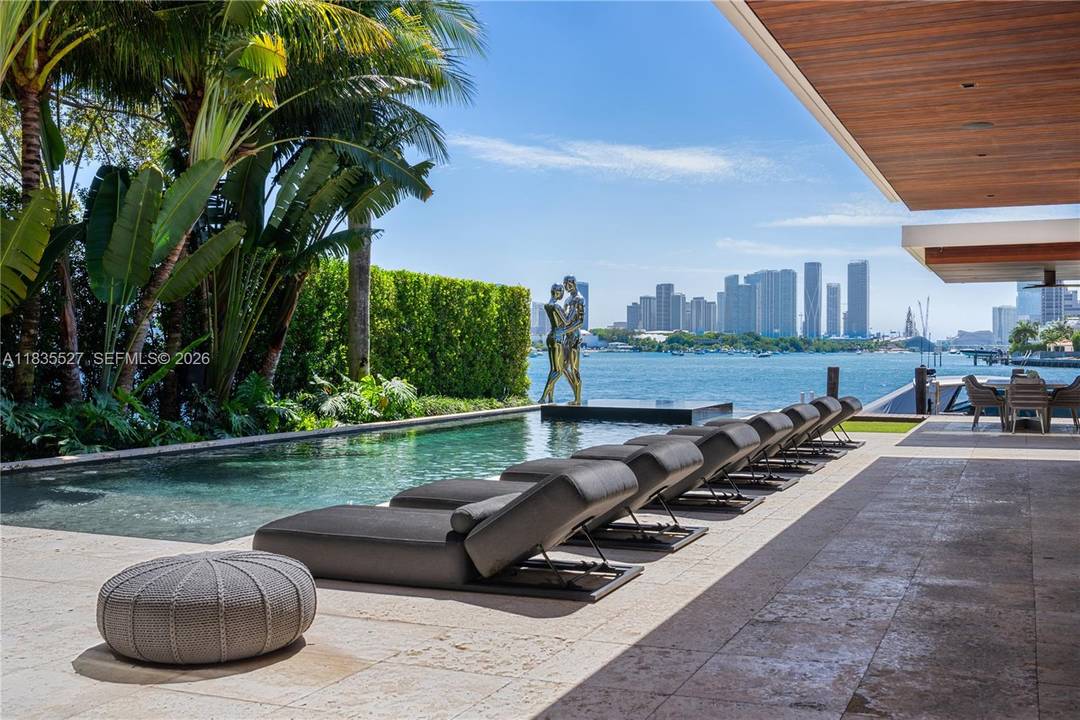 RARE VENETIAN ISLANDS TROPICAL MODERN WATERFRONT ESTATE WITH DIRECT DOWNTOWN MIAMI CITY SKYLINE VISTAS OVER THE BAY ON THE COVETED SOUTH SIDE OF SAN MARINO ISLAND !