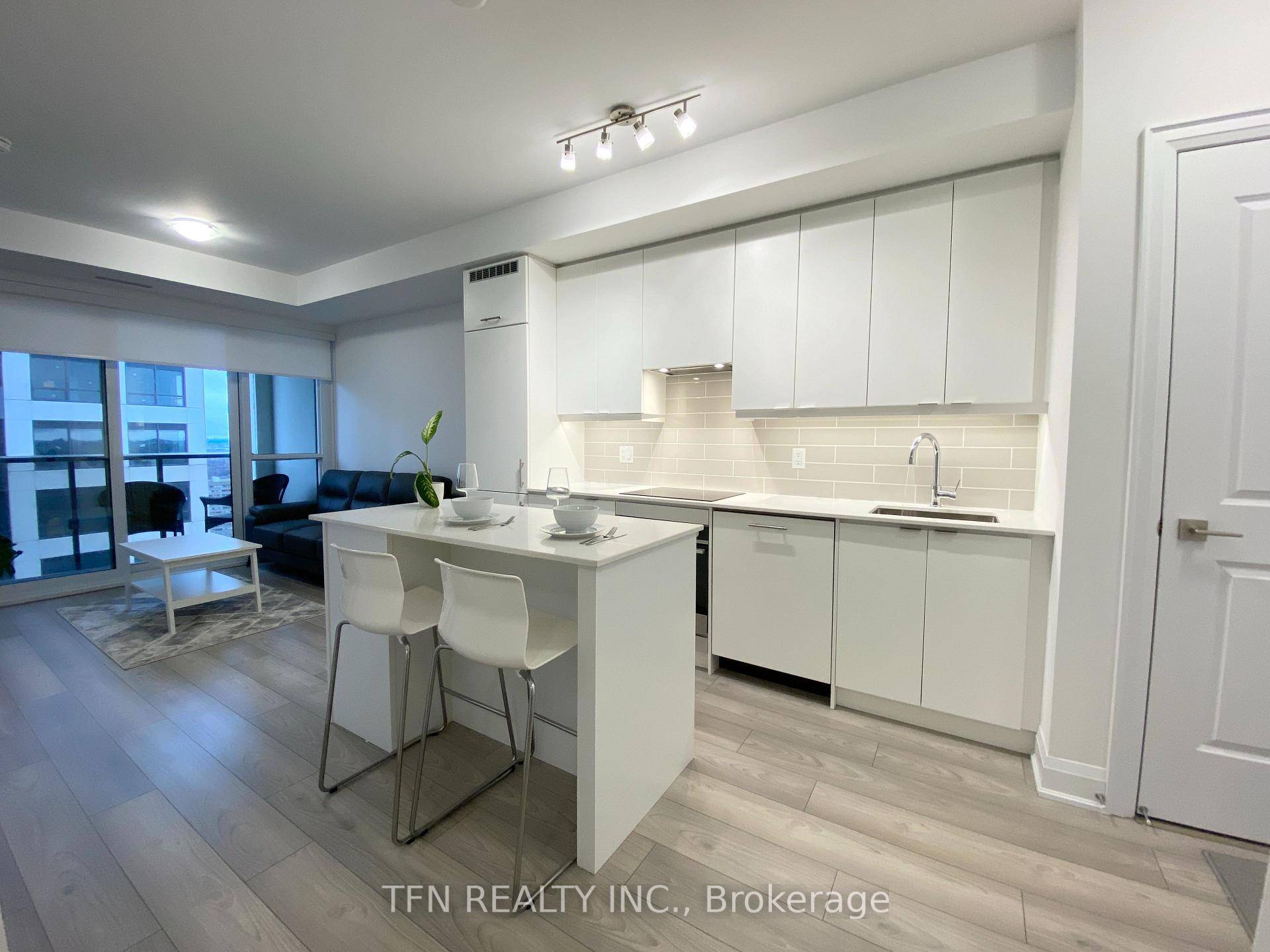 Live on the Edge of Luxury in the Heart of Mississauga !