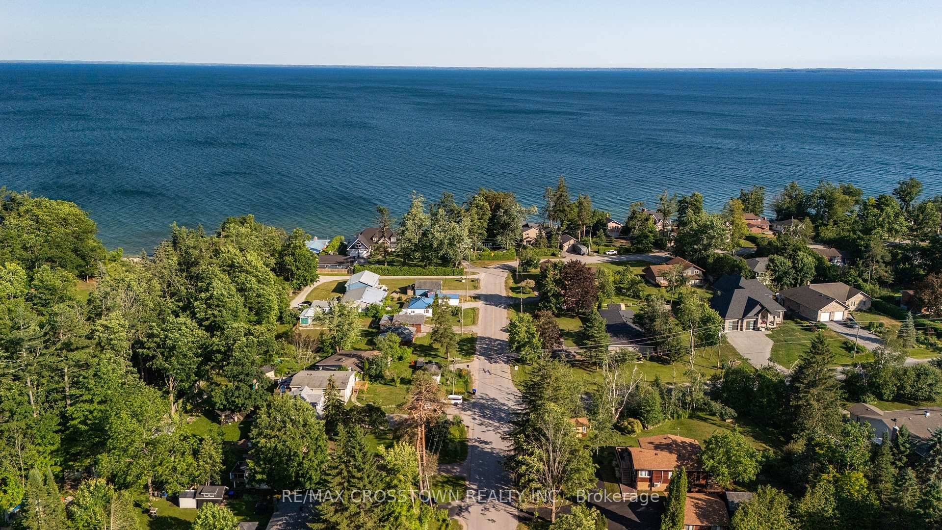 Discover serene lakeside living with this charming bungalow nestled in the tranquil community of Oro Medonte.