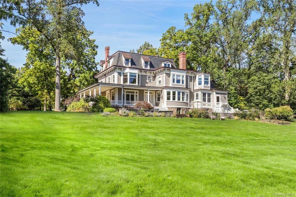 Crafted as though the blueprint was derived via pages of a Dickens novel, Glenholme rises above the western bank of the Hudson and delivers breathtaking river views all year long.