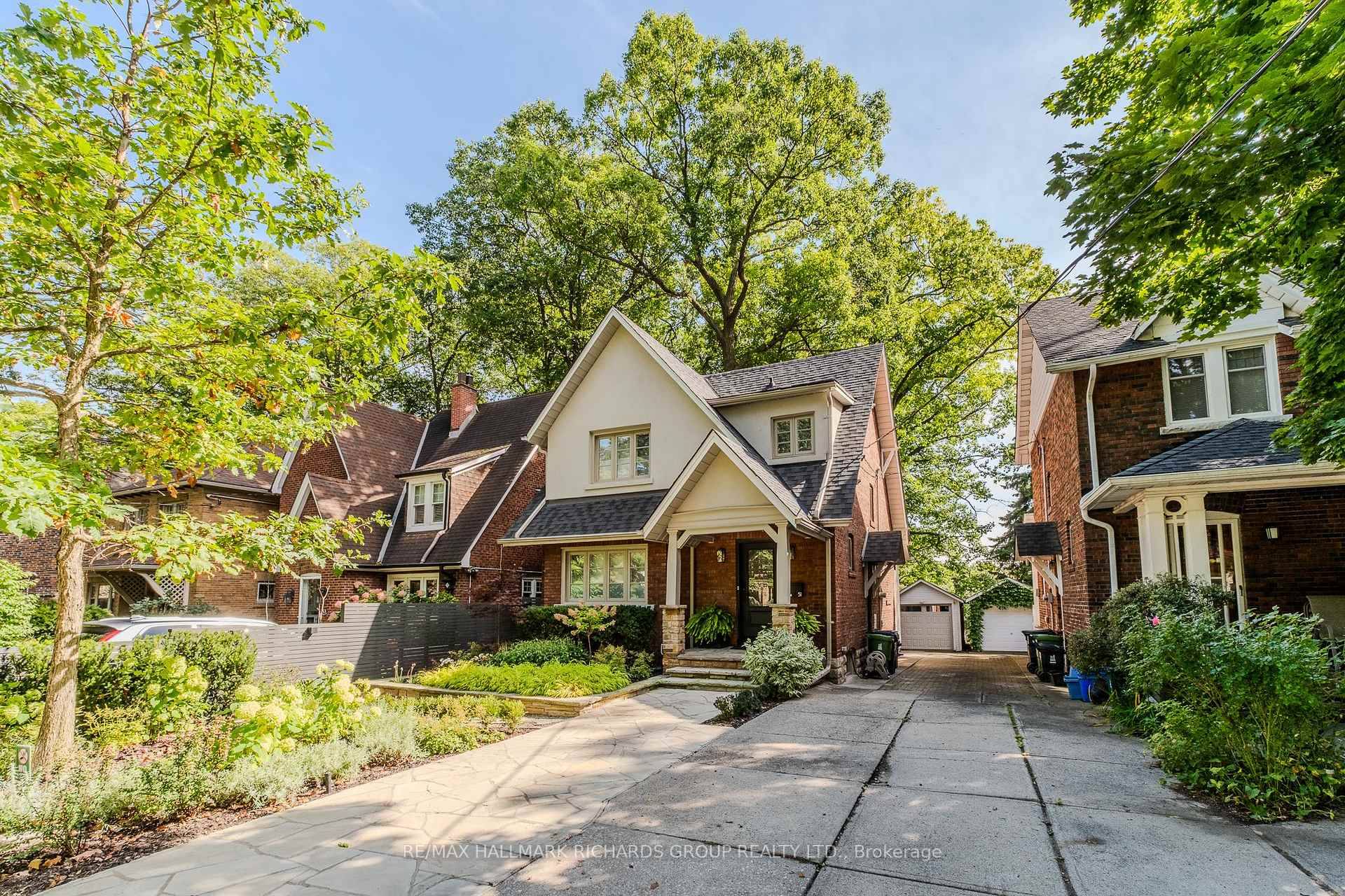Welcome to 51 Beaufort Road, an exceptional residence in the heart of the Beaches !