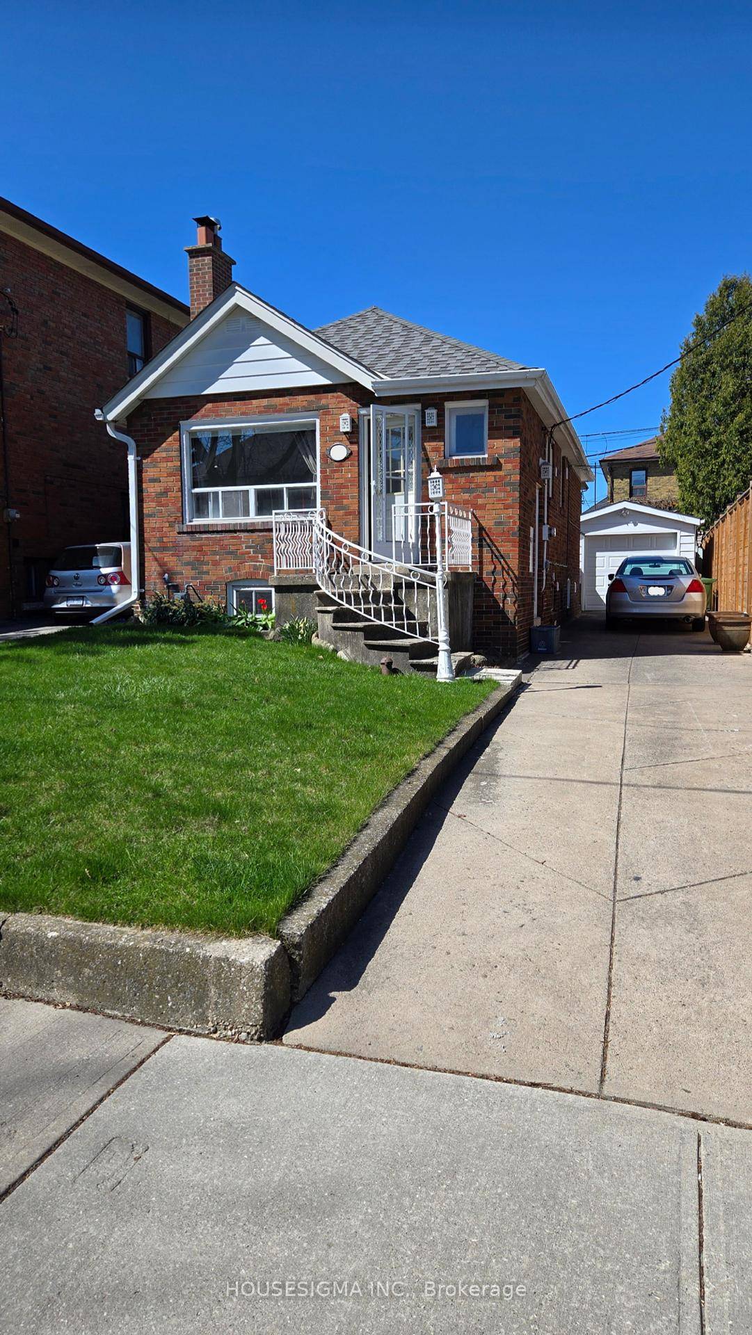 See yourself in a desirable, well established Oakwood Vaughan Eglinton Allen Rd area bright 2 bedroom main floor in a detached house.