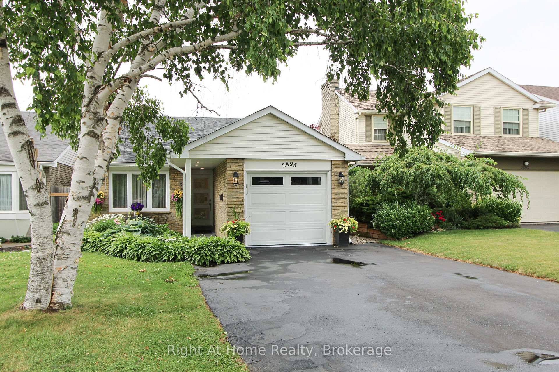 Exquisite 4 bedroom, 2 bath, 4 level back split in quiet neighbourhood.