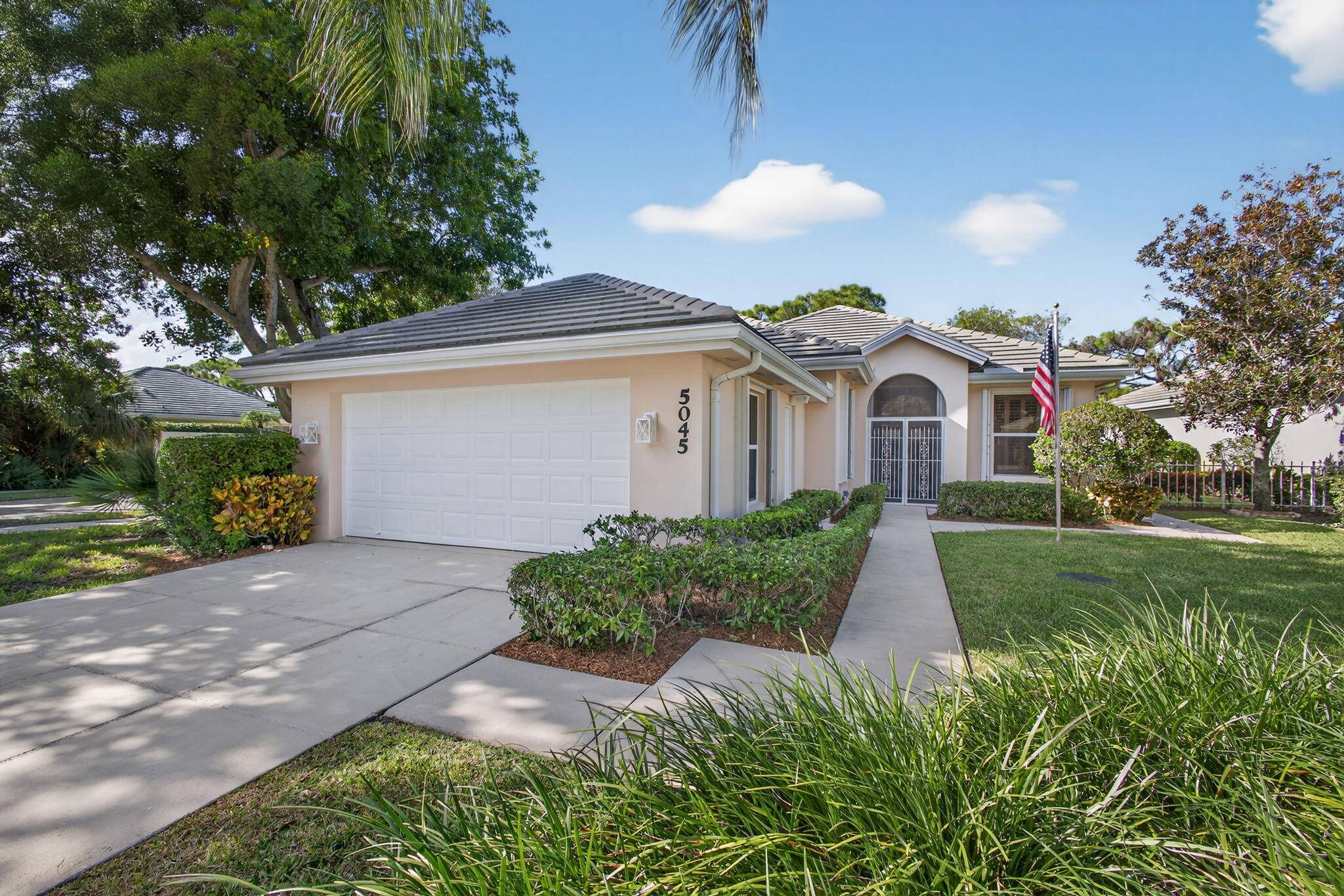 Welcome to 5045 SE Inkwood Way in The Preserve at Hobe Sound, a desirable DiVosta built community.