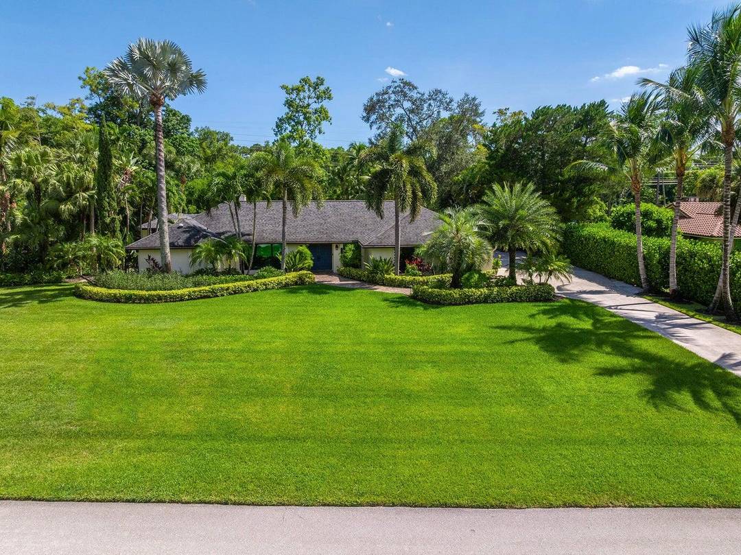 Seasonal Luxury Retreat in Wellington Close to WEF, Polo Palm Beach Welcome to your private South Florida retreat, a lush tropical paradise set on a fully fenced acre in the ...