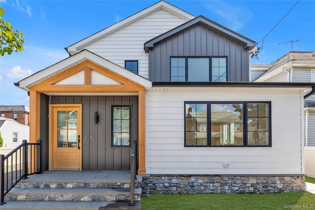 Luxury Mineola apartment just minutes from the LIRR and NYU Langone.